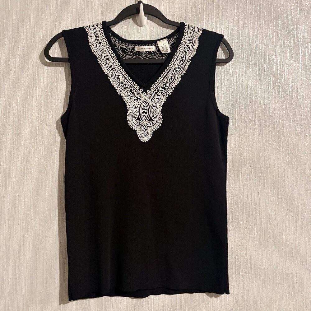 Laura Ashley Black Sleeveless Knit Top Chic Embroidered White Sequin Women’s S